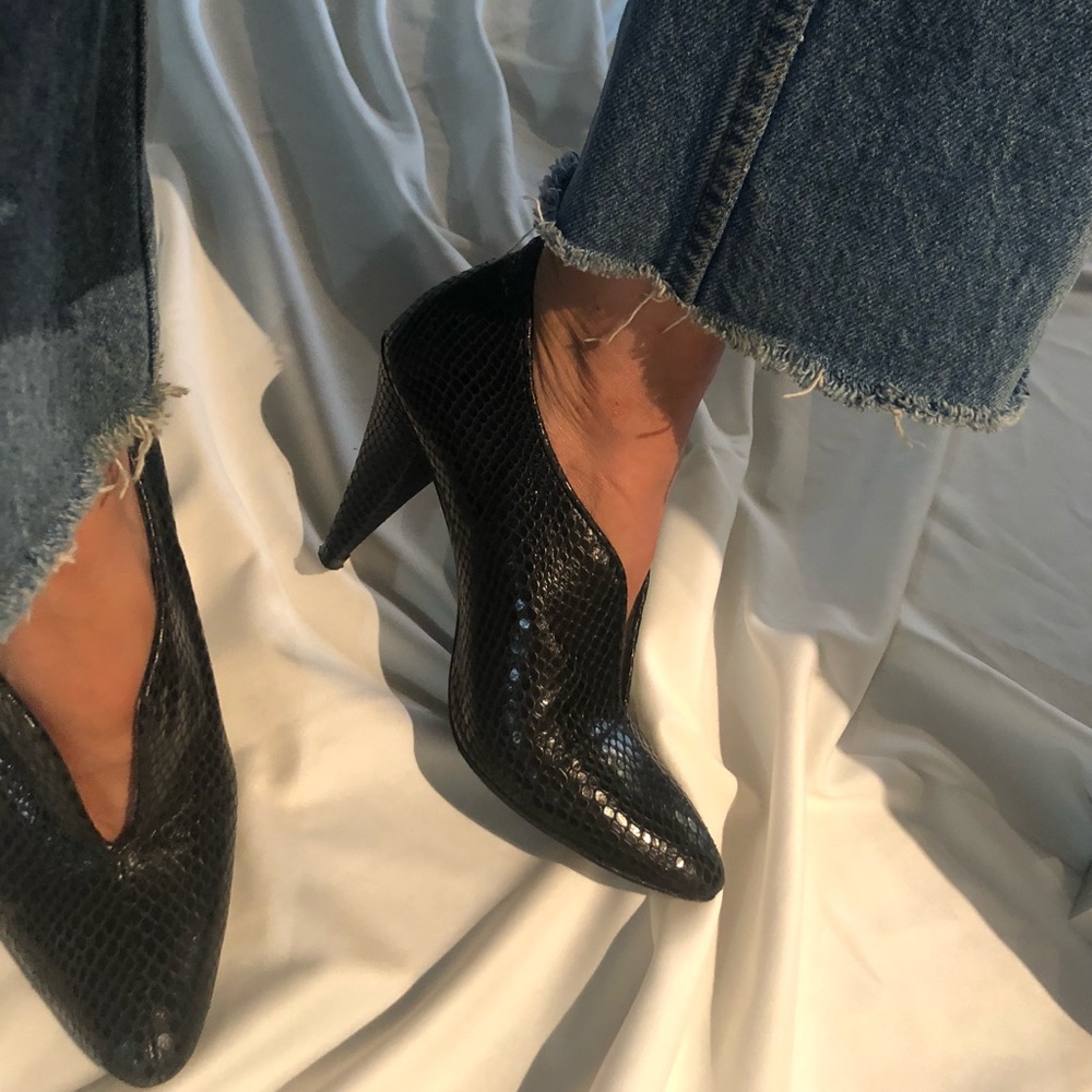Almost new Pointy textured Leather Ankle boots  37